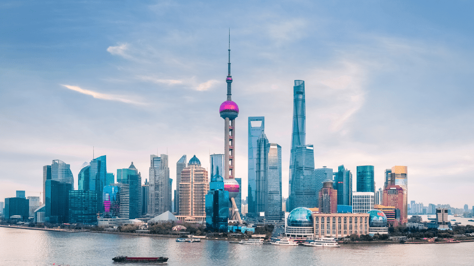 中国上海城市天际线的照片。