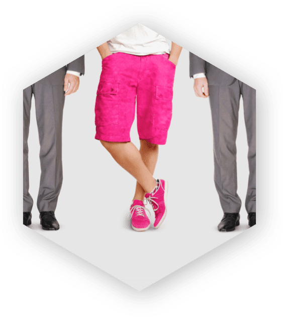 粉红色背景上六角形画框内的三人图像，两人穿着西装，一人穿着粉红色短裤和粉红色运动鞋