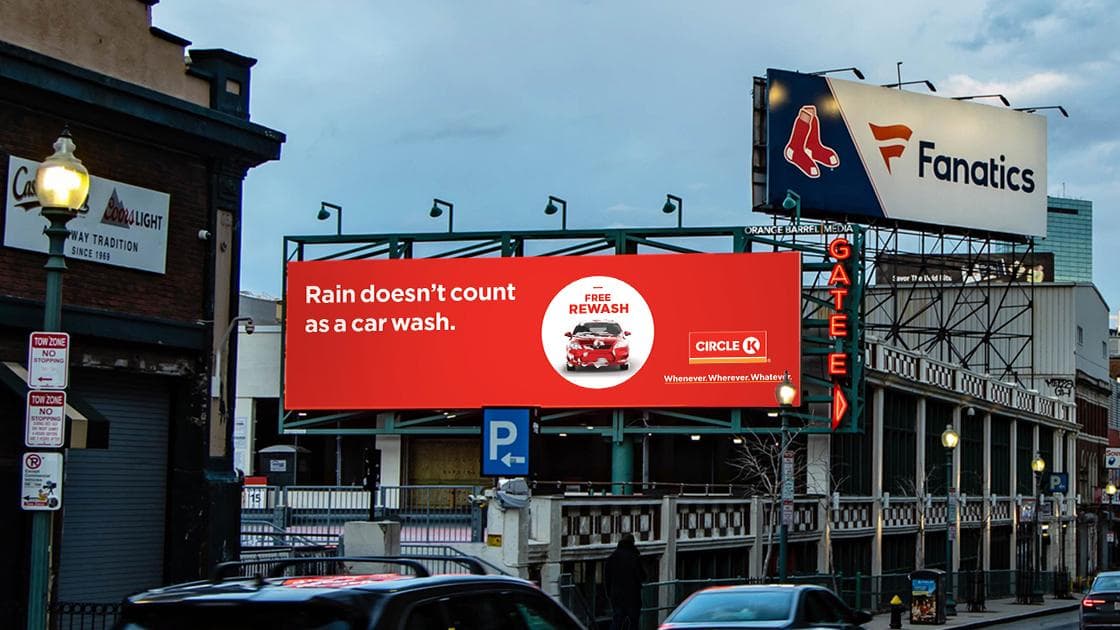 在加拿大演示 Circle K 广告活动的数字广告板。