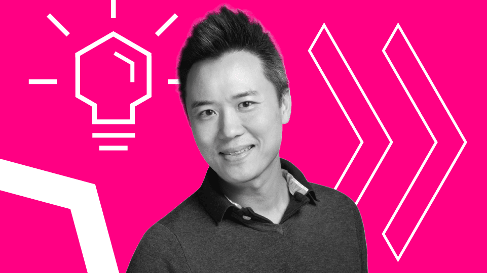 北亚董事总经理 Troy Yang 的商务头像，粉红色背景和图形元素。